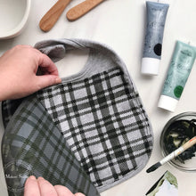 A Makers' Studio - Mesh Stencil - Plaid - 8.5x11